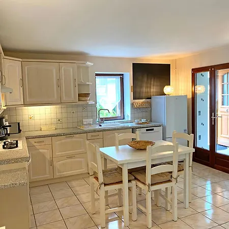 Сasa de vacaciones Cosy Avec Spa, Grand Jardin, Proche De La Riviere Sioule - Ideal Pour Famille Et Relaxation - Fr-1-489-342